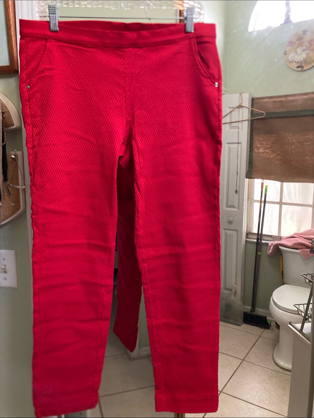 HUE Cropped Ankle Pants in Bright Red